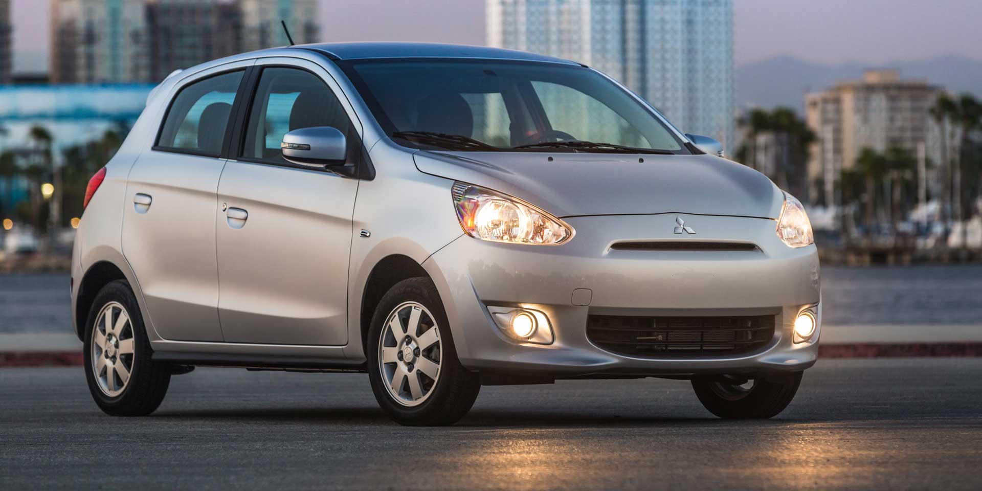 Toyota daihatsu mira. Бюджетные японские автомобили. Митсубиси мираж 2015. Дацун машина хэтчбек. Японская датсун датсун машина.