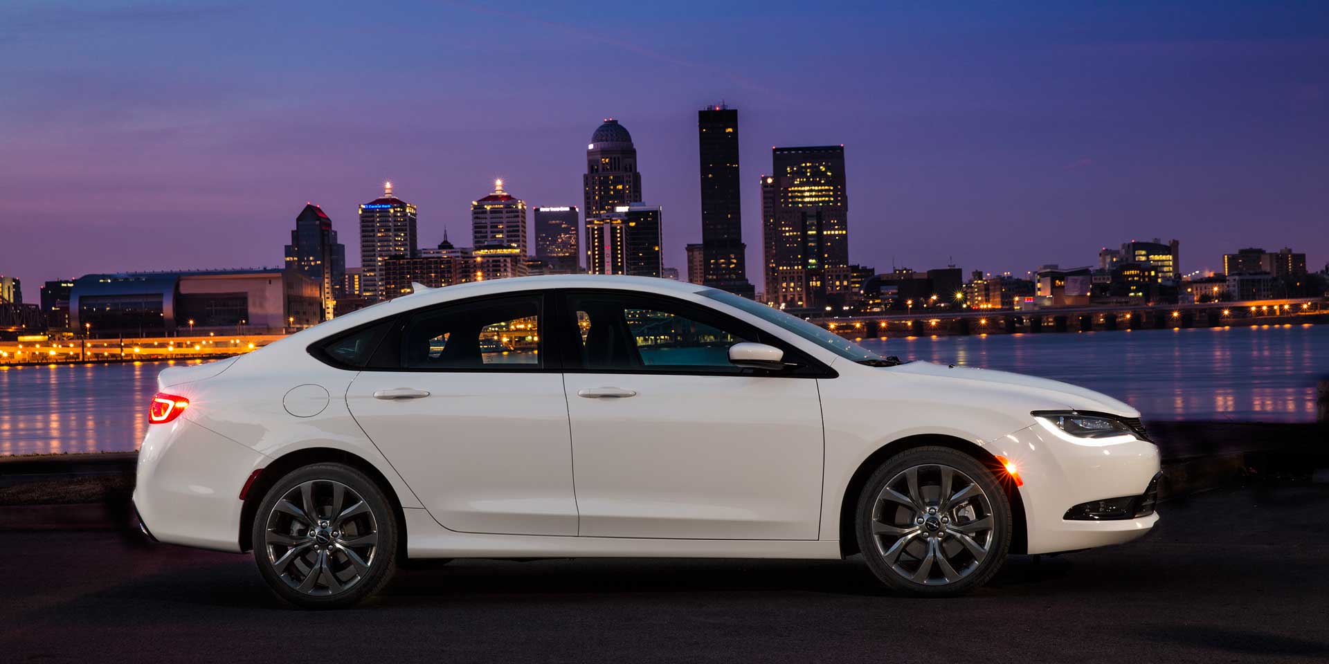 Chrysler 200 2016 салон