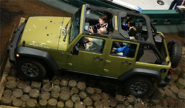 2013_Jeep_Display_BOS