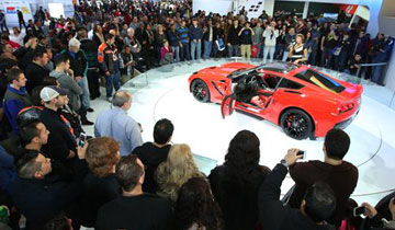 2014_Chevrolet_Corvette_Stingray_Crowd_BOS