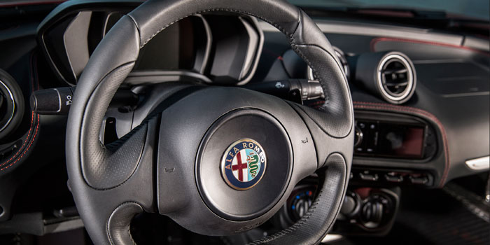Alfa-Romeo-4C-interior-700