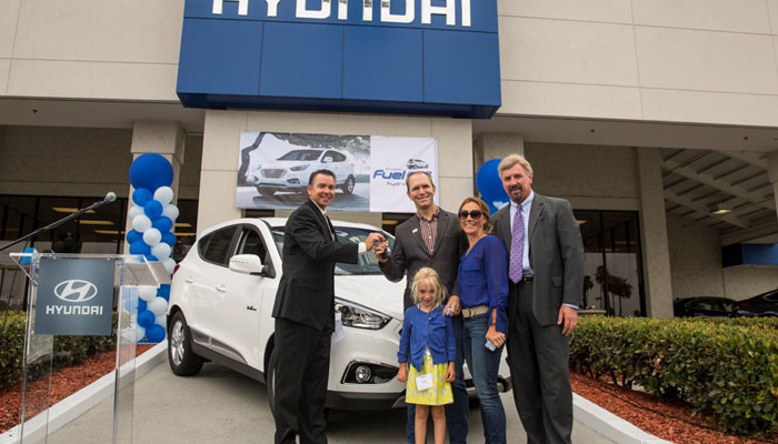 Hyundai-Fuel-Cell-Customer-Delivery