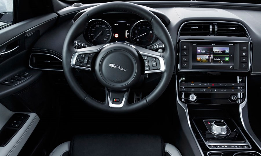 Jaguar_XE_Interior-1000